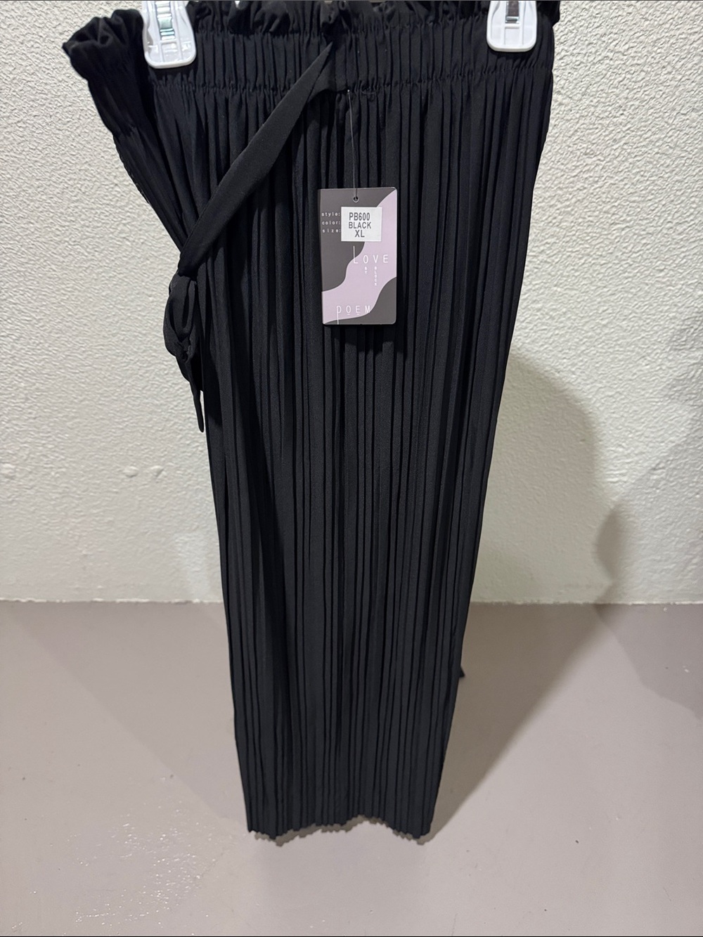 Wide Leg Pleated Pants in Black. DR